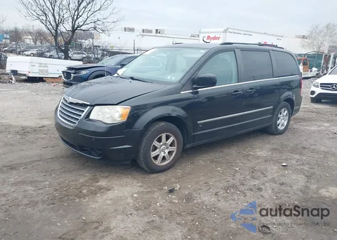 2010 Chrysler Town & Country Touring z USA, uszkodzony, nr VIN 2A4RR5D1XAR450155